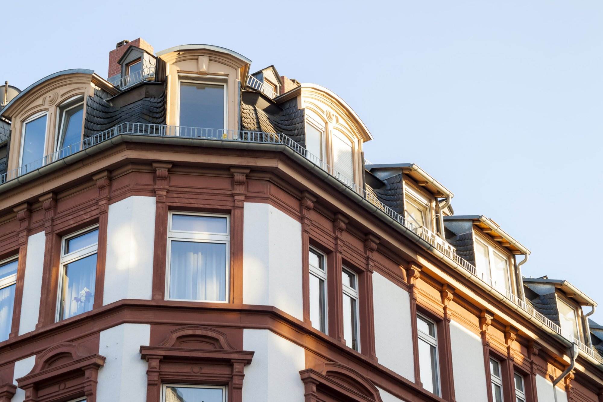 Historische Fassade mit Fenstern im Sonnenlicht