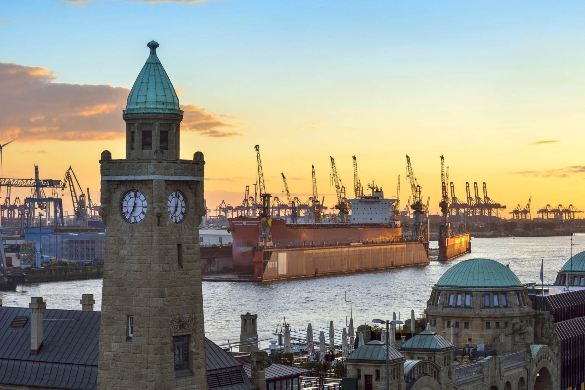 Hafen Hamburg bei Sonnenuntergang mit Uhrturm.