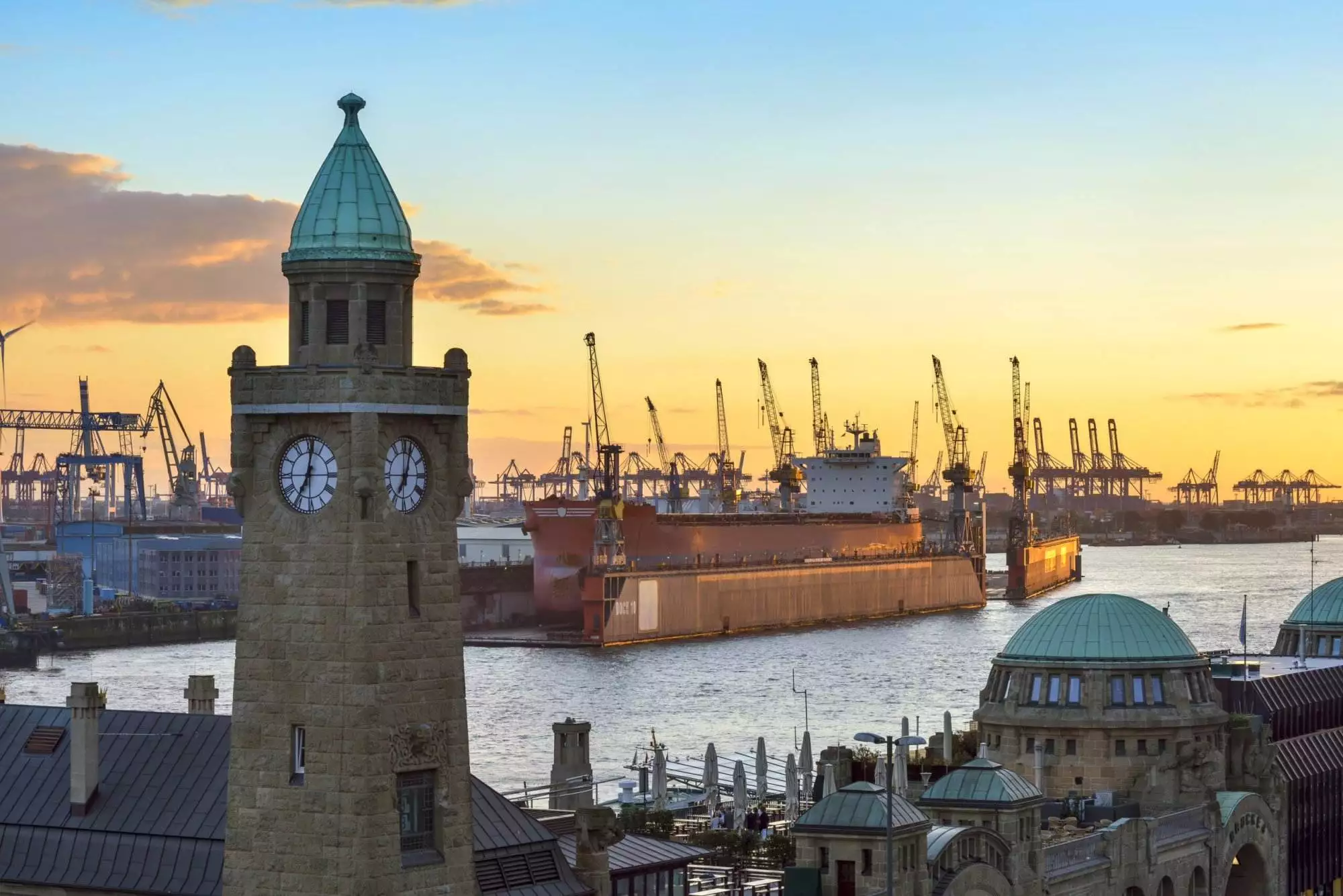 Hafen Hamburg bei Sonnenuntergang mit Uhrturm.