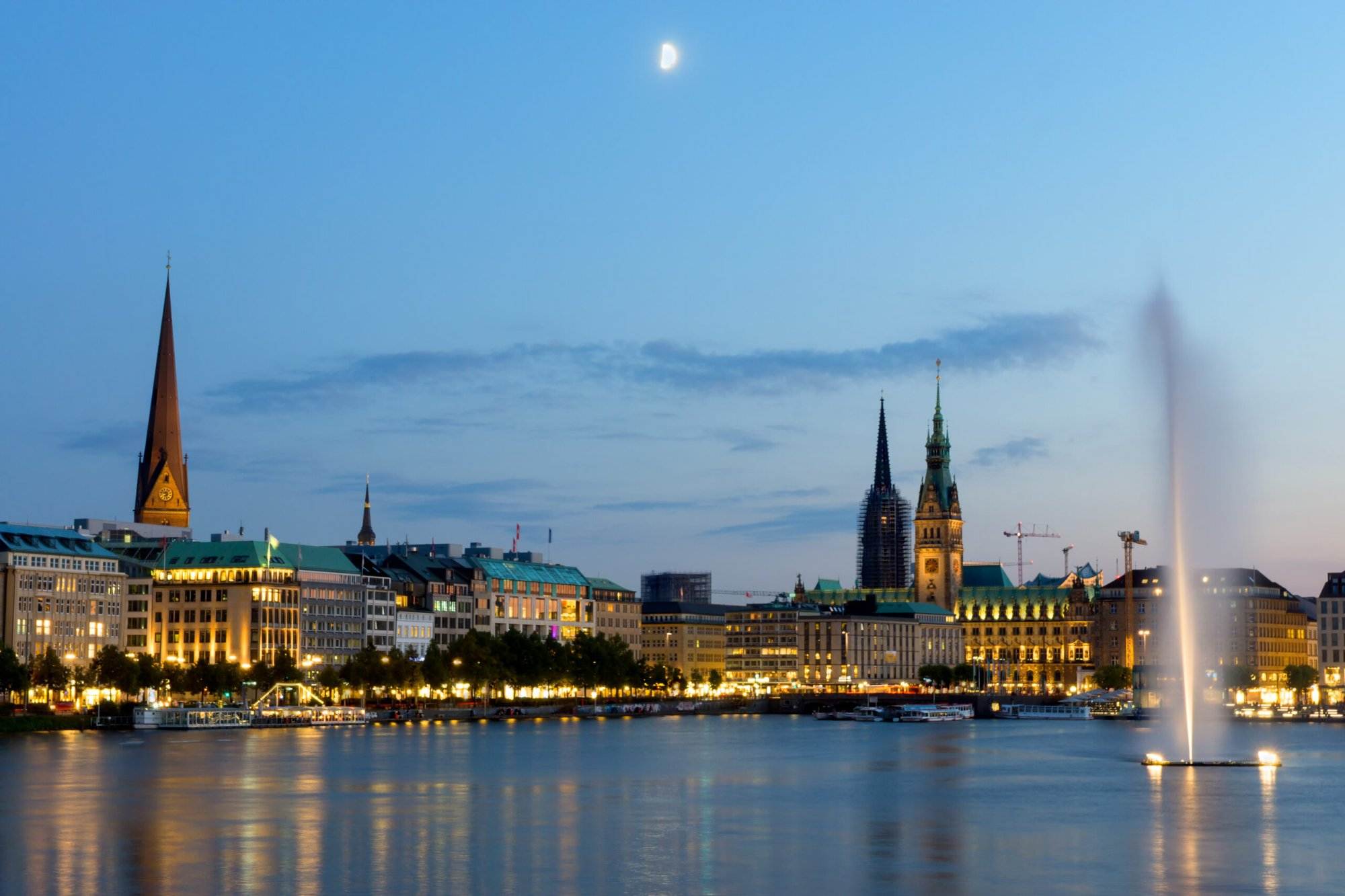 Nächtliche Stadtansicht Hamburgs mit Kirchtürmen am Wasser